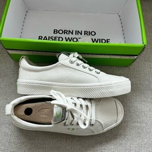 Cariuma off white color sneakers.